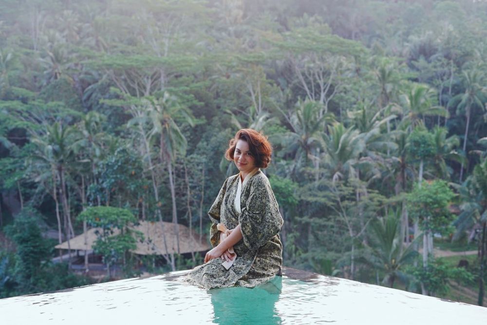 Gaya 5 seleb pamer baby bump di kolam renang, auranya terpancar