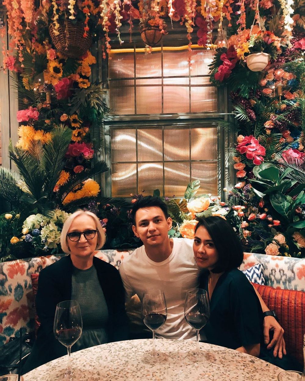 7 Potret mesra Marcell Darwin dan pacar baru, lengket bak prangko