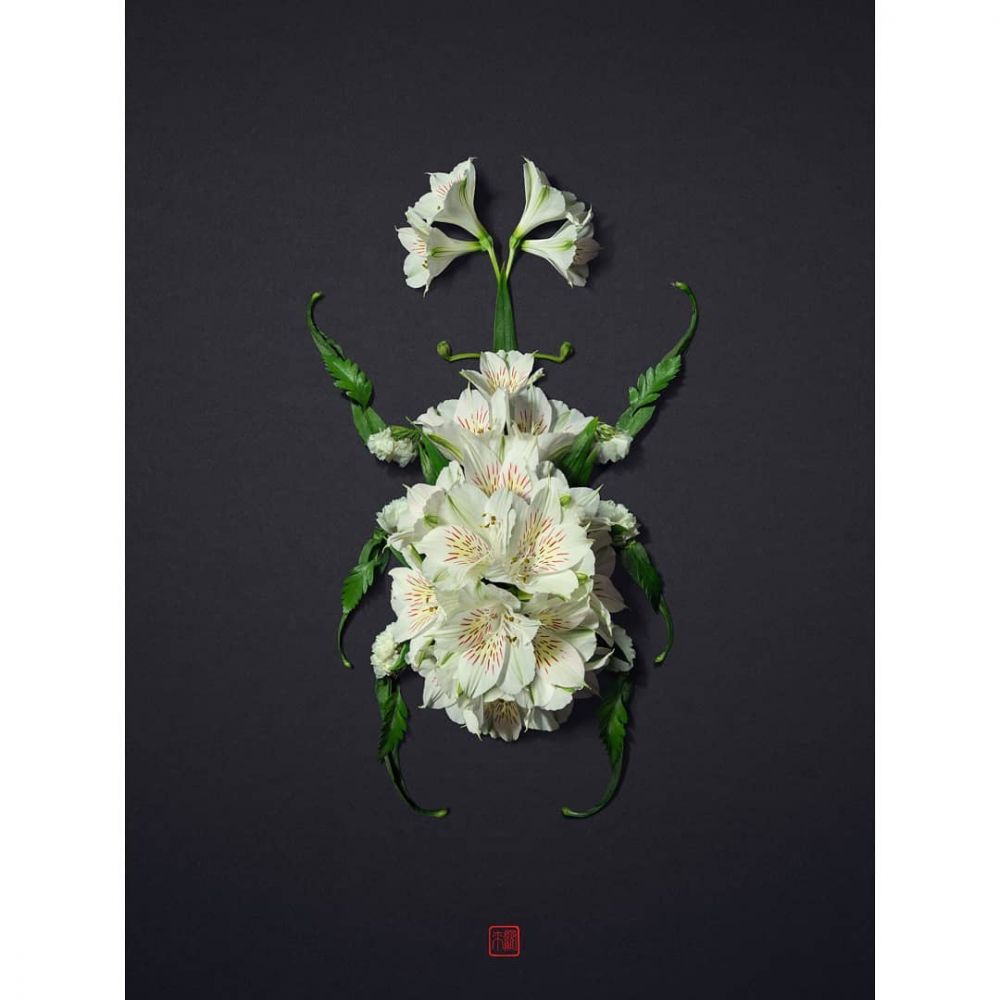 Mirip asli, 16 patung hewan ini dibuat dari bunga