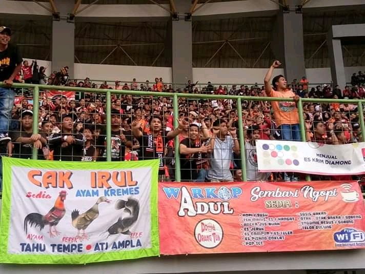 Lucu, 10 spanduk yang dibawa suporter The Jak ini tak biasa