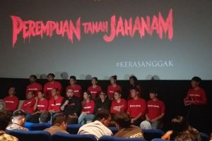 Kisah Christine Hakim bawa air zamzam saat syuting film horor