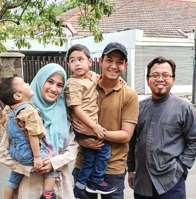 10 Momen Dude Harlino asuh putranya ini bukti sosok family man
