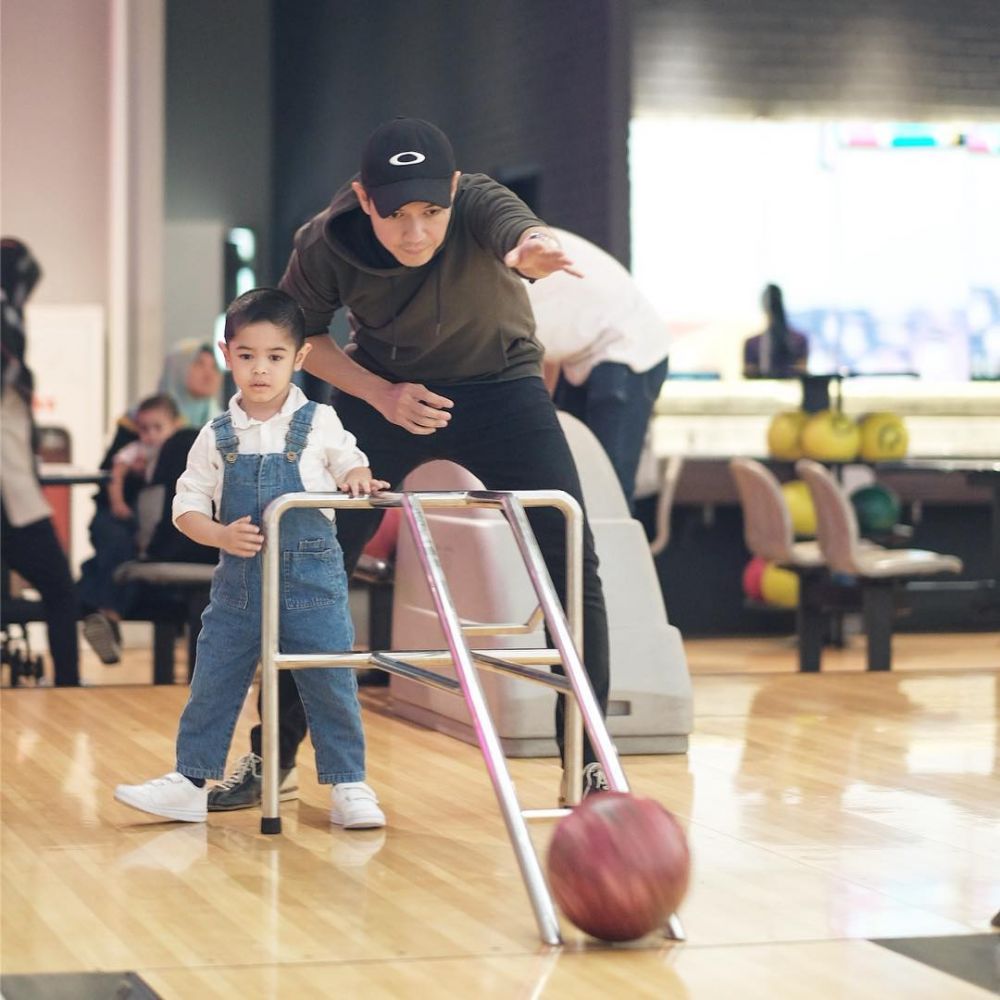 10 Momen Dude Harlino asuh putranya ini bukti sosok family man