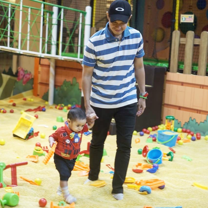 10 Momen Dude Harlino asuh putranya ini bukti sosok family man