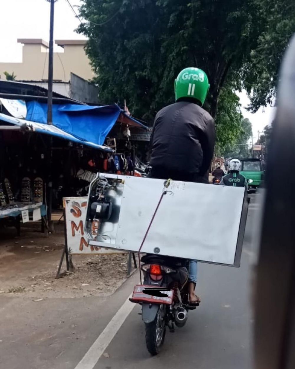 10 Gaya duduk pelanggan ojek online waktu dibonceng driver ini kocak