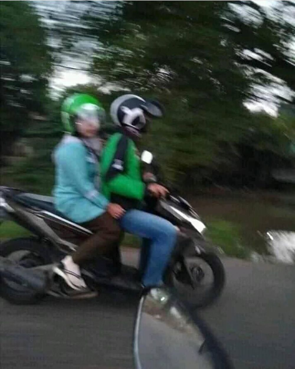 10 Gaya duduk pelanggan ojek online waktu dibonceng driver ini kocak