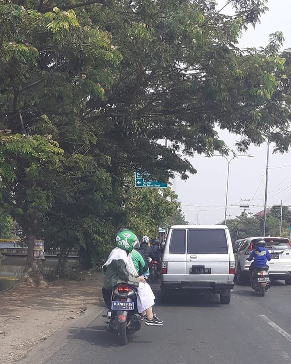 10 Gaya duduk pelanggan ojek online waktu dibonceng driver ini kocak