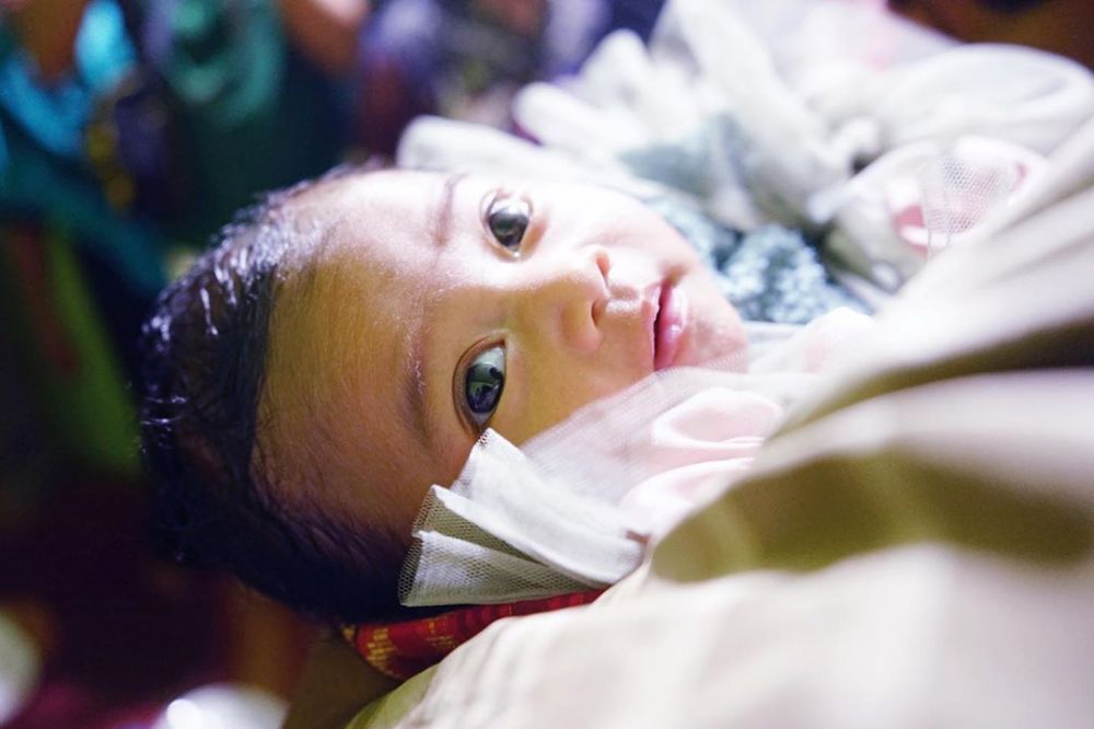 6 Momen akikah anak Evi Masamba, paras sang putri curi perhatian