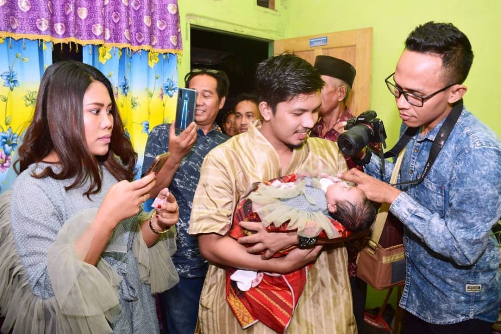 6 Momen akikah anak Evi Masamba, paras sang putri curi perhatian