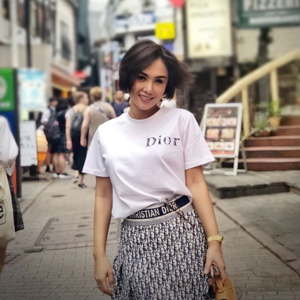 10 Padu padan kaus putih ala Yuni Shara ini simpel tapi tetap kece