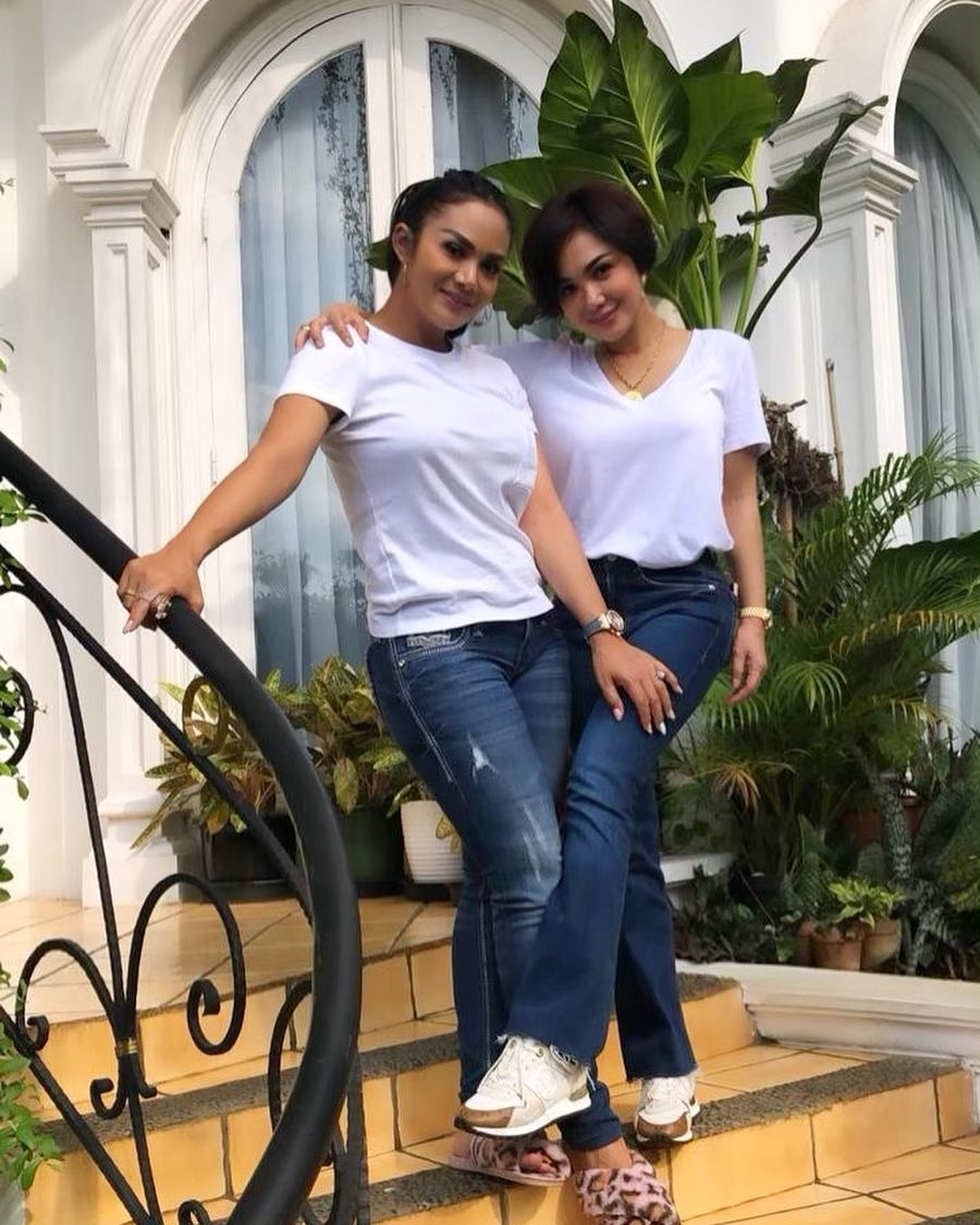 10 Padu padan kaus putih ala Yuni Shara ini simpel tapi tetap kece