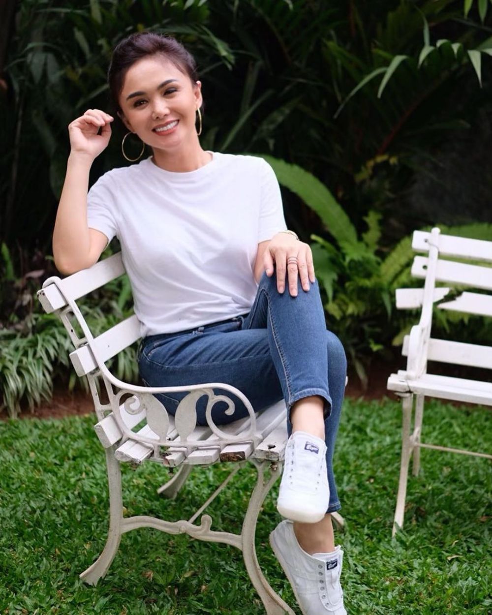 10 Padu padan kaus putih ala Yuni Shara ini simpel tapi tetap kece