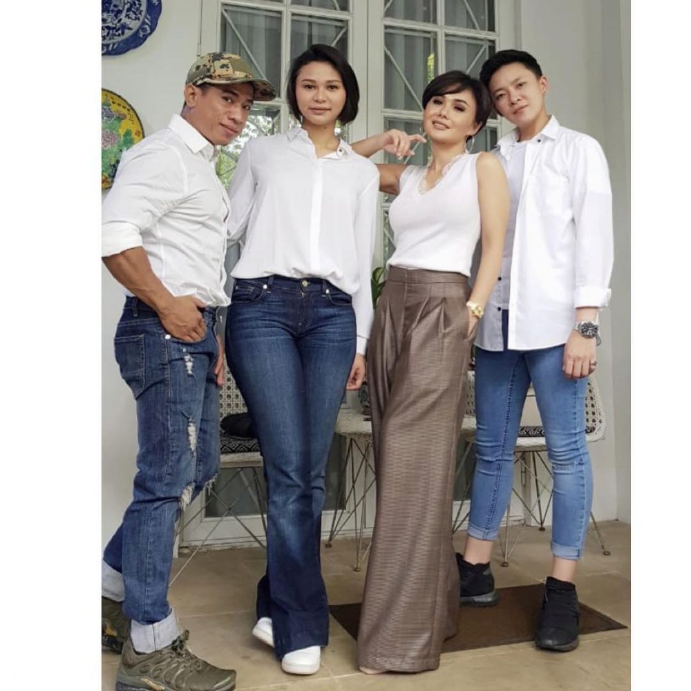 10 Padu padan kaus putih ala Yuni Shara ini simpel tapi tetap kece