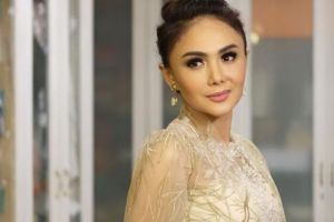 10 Padu padan kaus putih ala Yuni Shara ini simpel tapi tetap kece