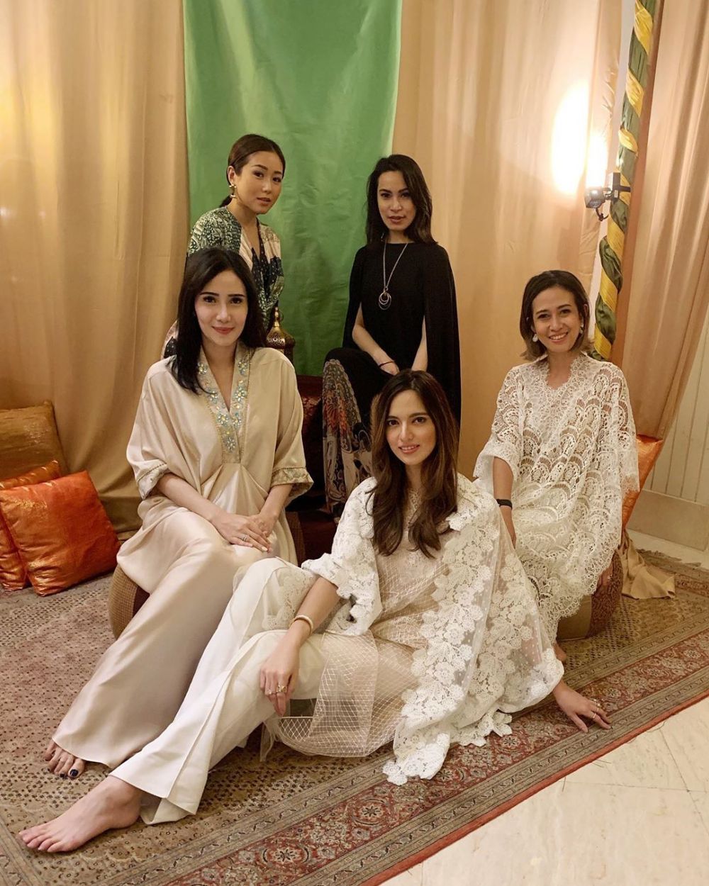 10 Potret kebersamaan menantu keluarga Bakrie, kompak abis