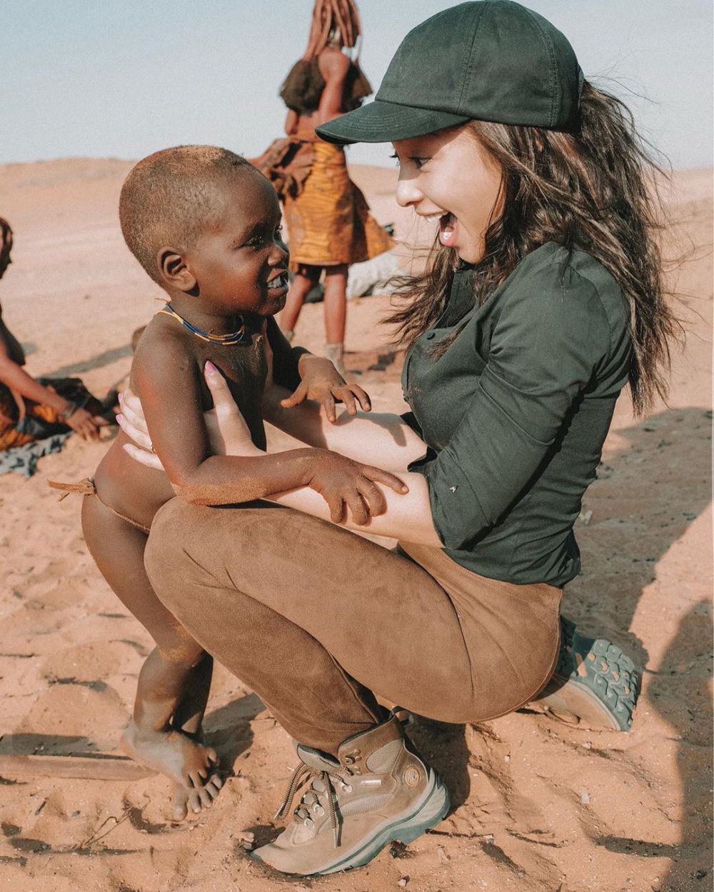 9 Momen Nikita Willy & pacar liburan ke Afrika, seru bareng anak suku