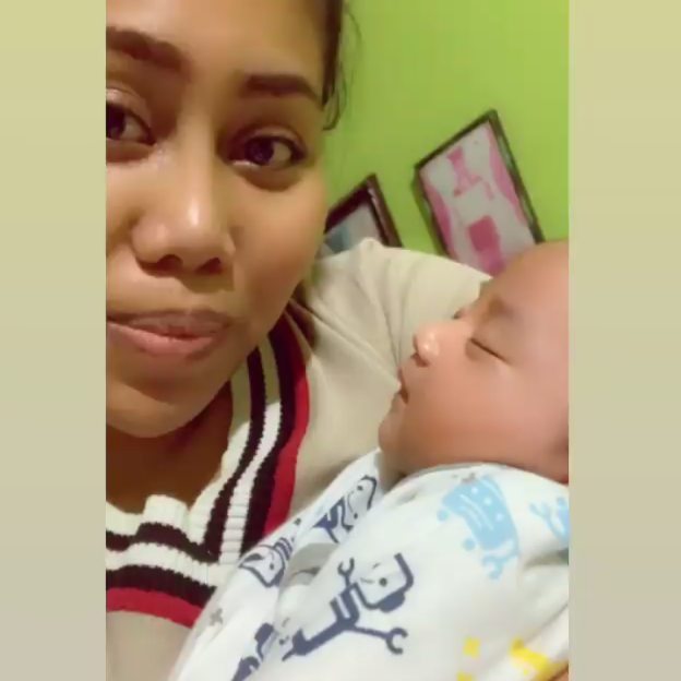 Jadi ibu baru, begini 8 momen Evi Masamba momong putrinya