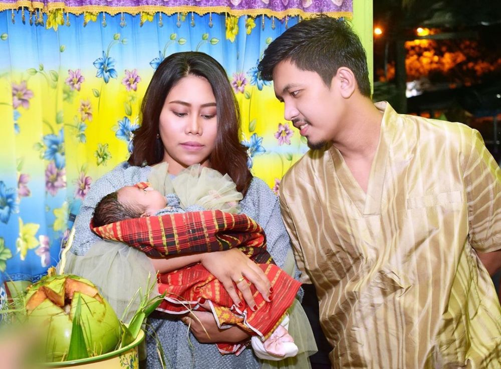 Jadi ibu baru, begini 8 momen Evi Masamba momong putrinya