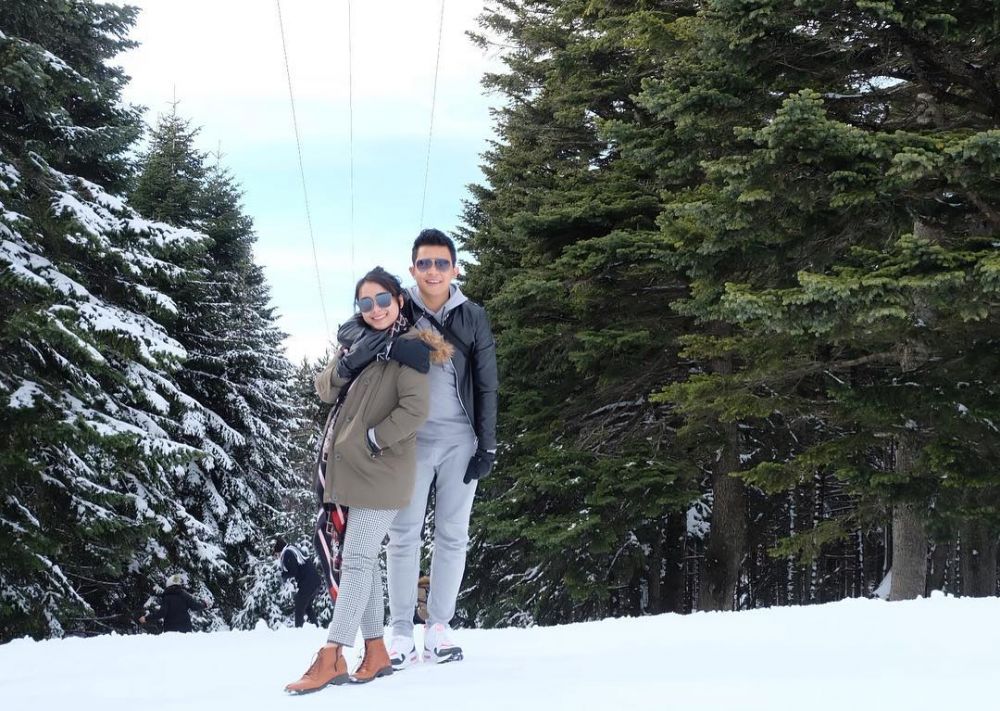 11 Potret liburan adik Ayu Ting Ting dan pacar, mesra abis