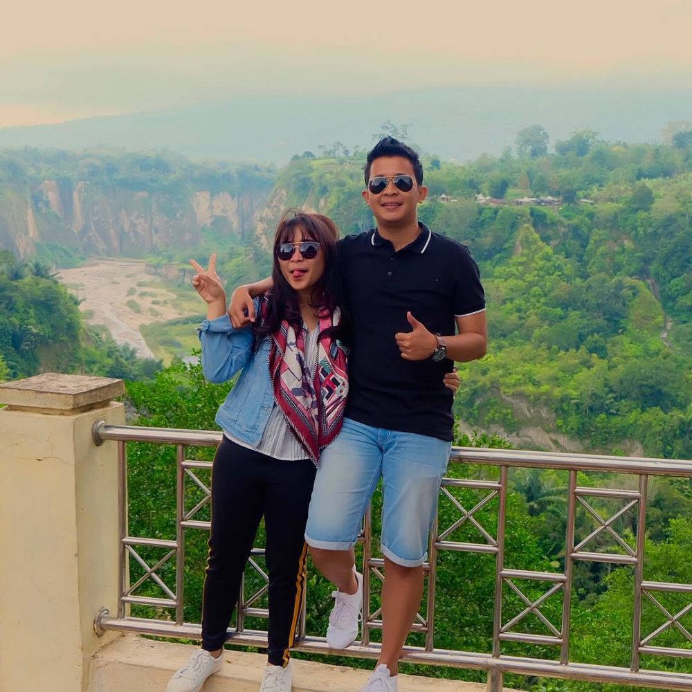 11 Potret liburan adik Ayu Ting Ting dan pacar, mesra abis