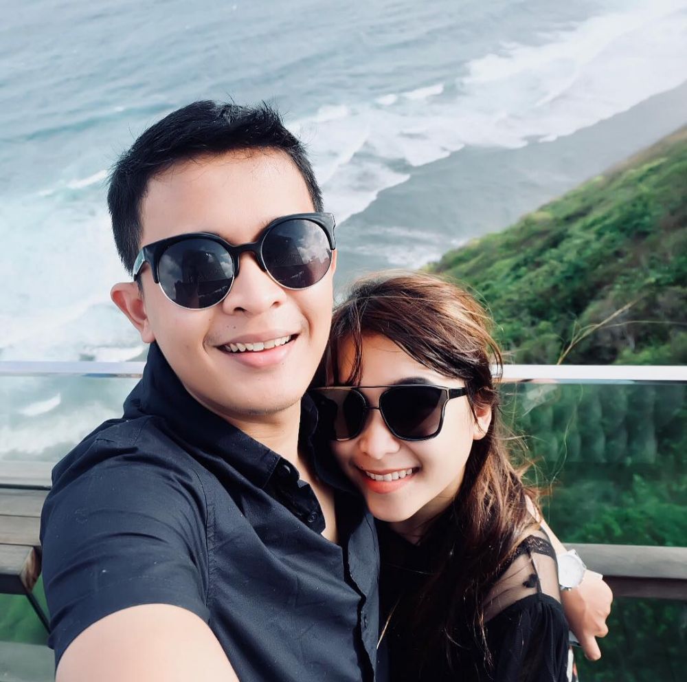 11 Potret liburan adik Ayu Ting Ting dan pacar, mesra abis