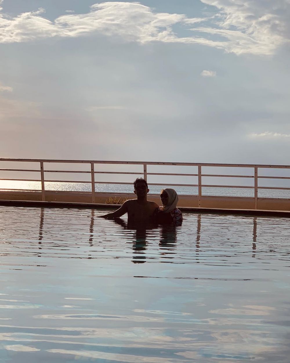 11 Potret liburan adik Ayu Ting Ting dan pacar, mesra abis