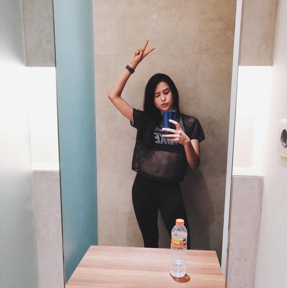 Penampilan 9 seleb cantik pamer perut six pack ini bikin iri