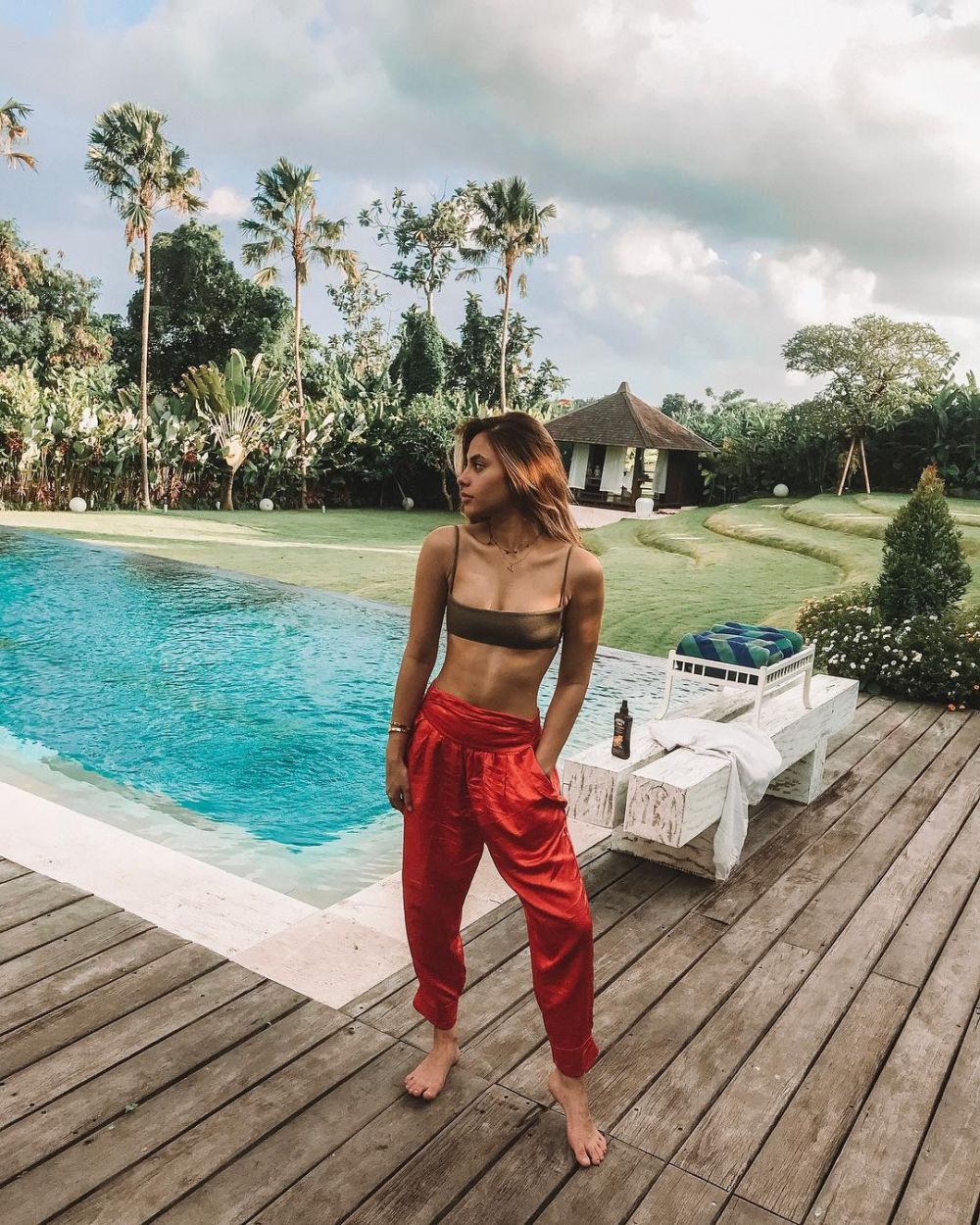 Penampilan 9 seleb cantik pamer perut six pack ini bikin iri