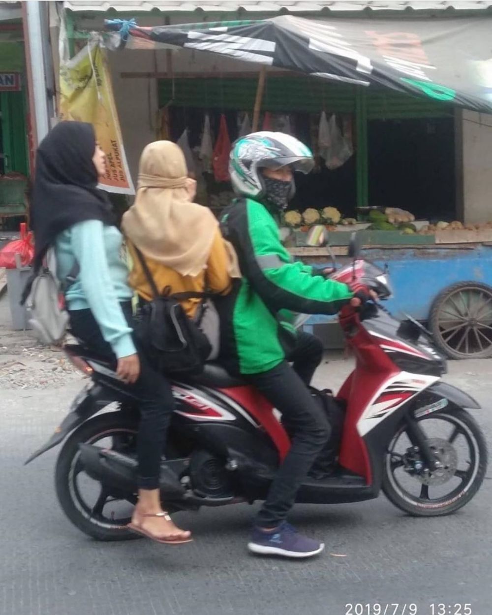 7 Momen driver ojek online bonceng dua cewek cantik, bikin salting