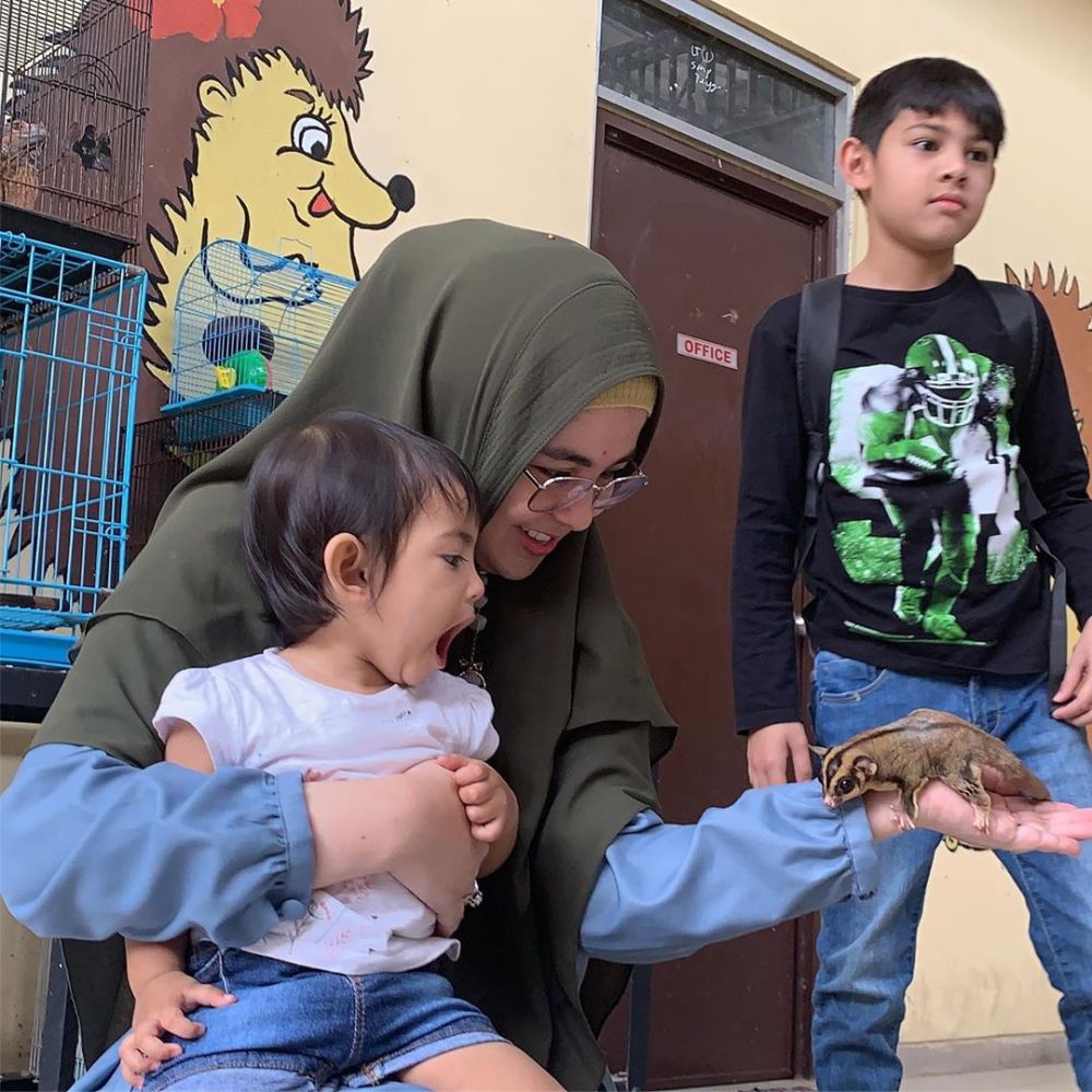 8 Potret Risty Tagor bermain dengan hewan, ada sampai dililit ular