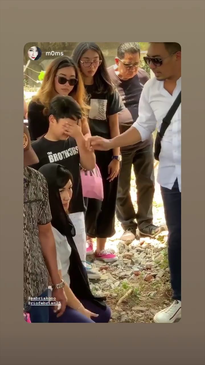 9 Momen pelepasan jenazah ibunda Rio Febrian, penuh haru