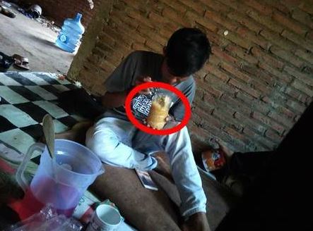 10 Cara kepepet makan dan minum ini bikin geleng kepala