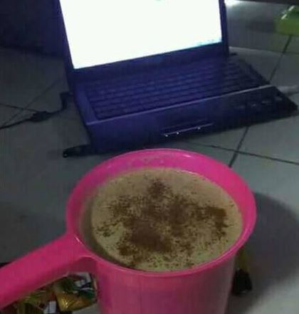 10 Cara kepepet makan dan minum ini bikin geleng kepala