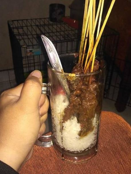 10 Cara kepepet makan dan minum ini bikin geleng kepala