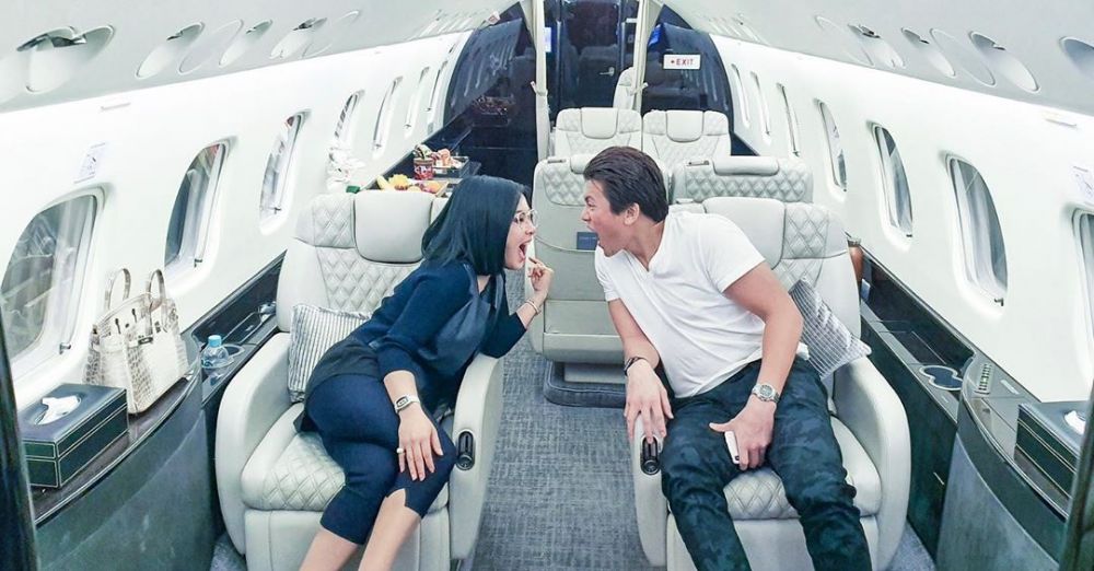 8 Potret mesra Syahrini & Reino di jet pribadi, bikin baper