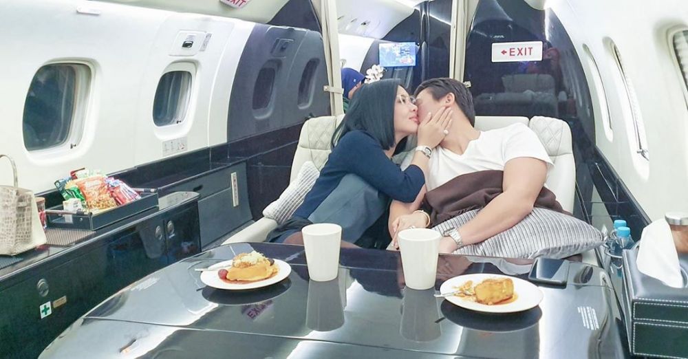 8 Potret mesra Syahrini & Reino di jet pribadi, bikin baper