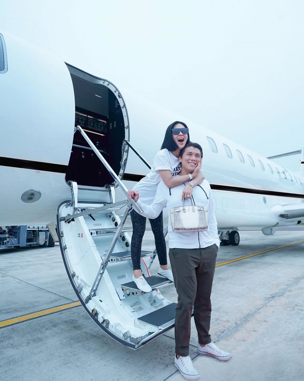 8 Potret mesra Syahrini & Reino di jet pribadi, bikin baper