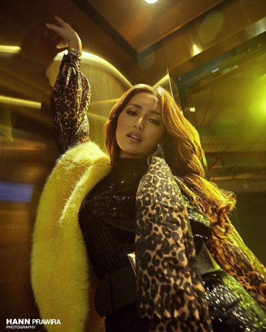 5 Pesona Jessica Iskandar pemotretan bergaya swag, glamor dan hype