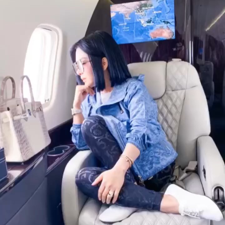 7 Momen liburan Syahrini & Reino di Italia, tasnya curi perhatian