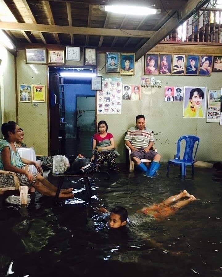 10 Potret orang menghadapi banjir ini bikin geleng-geleng kepala