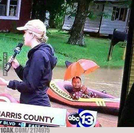 10 Potret orang menghadapi banjir ini bikin geleng-geleng kepala