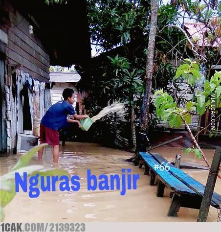10 Potret orang menghadapi banjir ini bikin geleng-geleng kepala