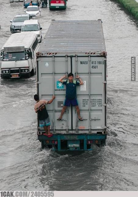 10 Potret orang menghadapi banjir ini bikin geleng-geleng kepala