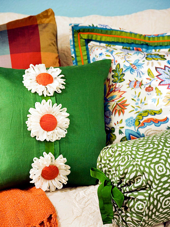 15 Inspirasi sarung bantal sofa dengan desain kekinian