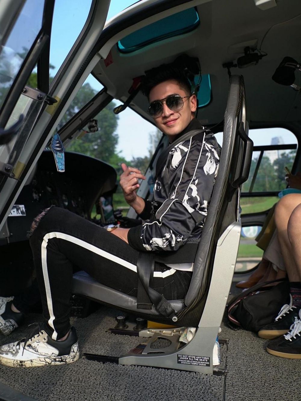 Gaya 7 seleb jalan-jalan pakai helikopter, mewah abis