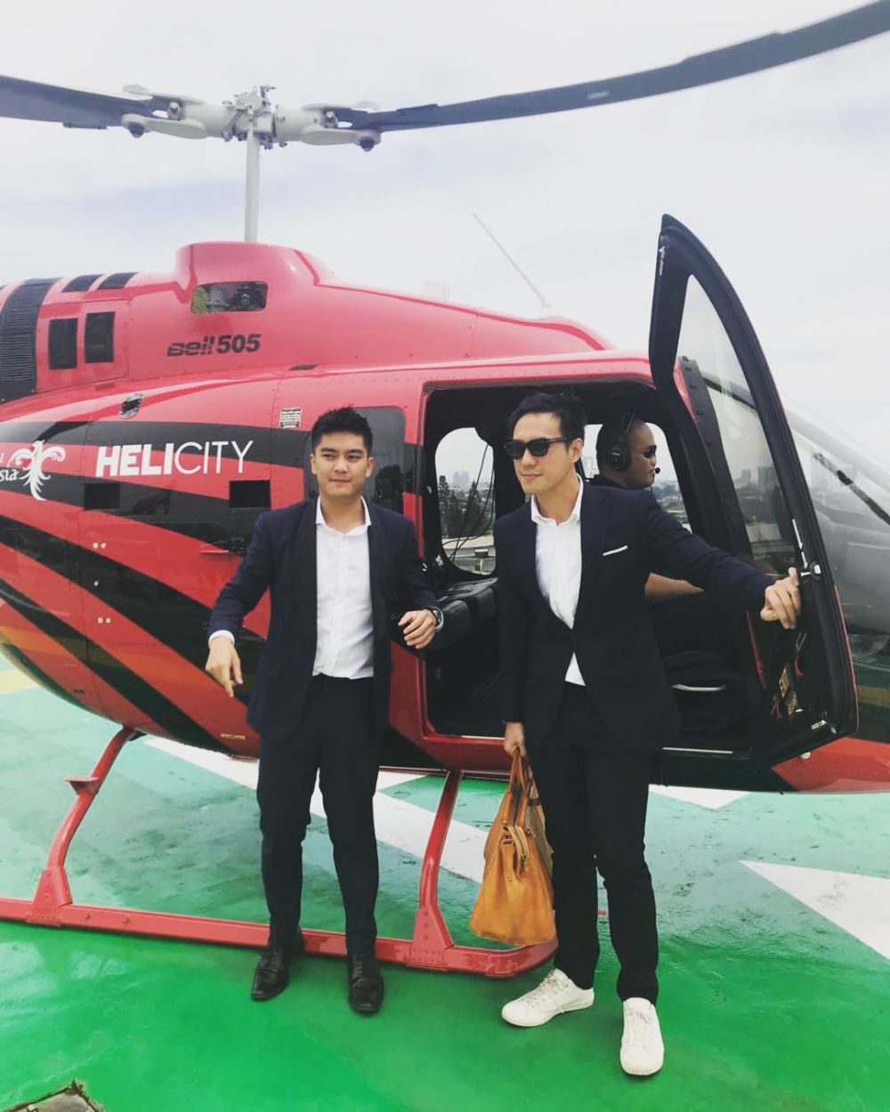 Gaya 7 seleb jalan-jalan pakai helikopter, mewah abis