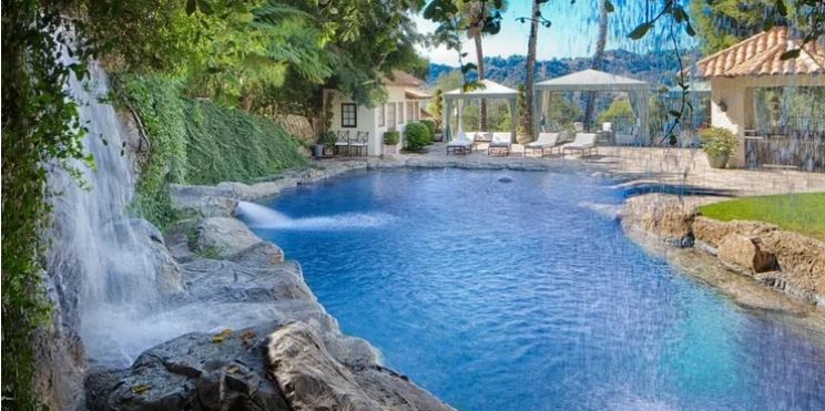Mengintip potret kolam renang 10 seleb Hollywood, super mewah