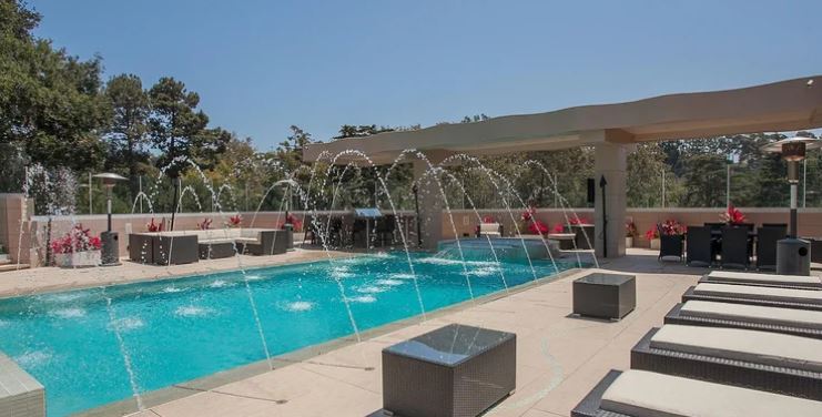 Mengintip potret kolam renang 10 seleb Hollywood, super mewah