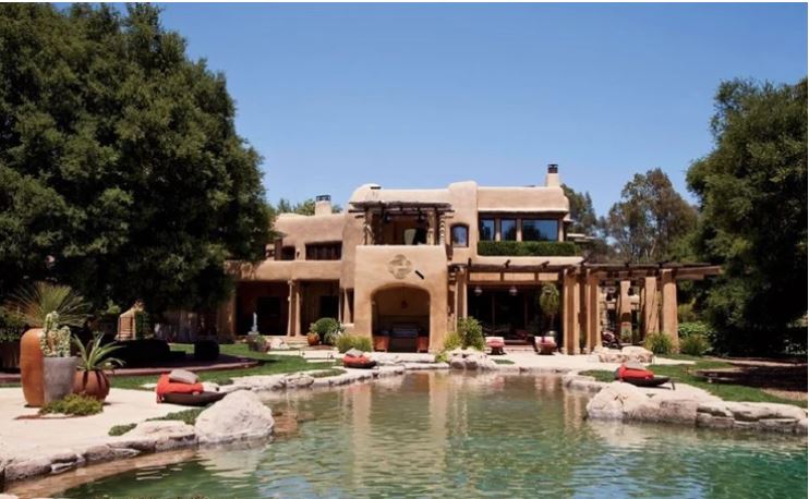 Mengintip potret kolam renang 10 seleb Hollywood, super mewah