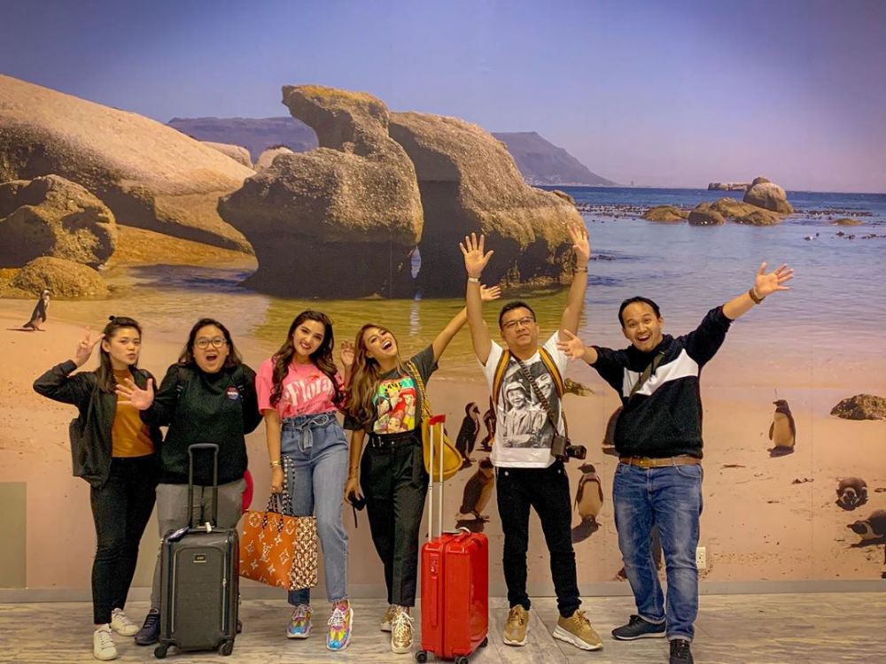 10 Momen Ashanty liburan di Afrika, sempat dipatok burung unta